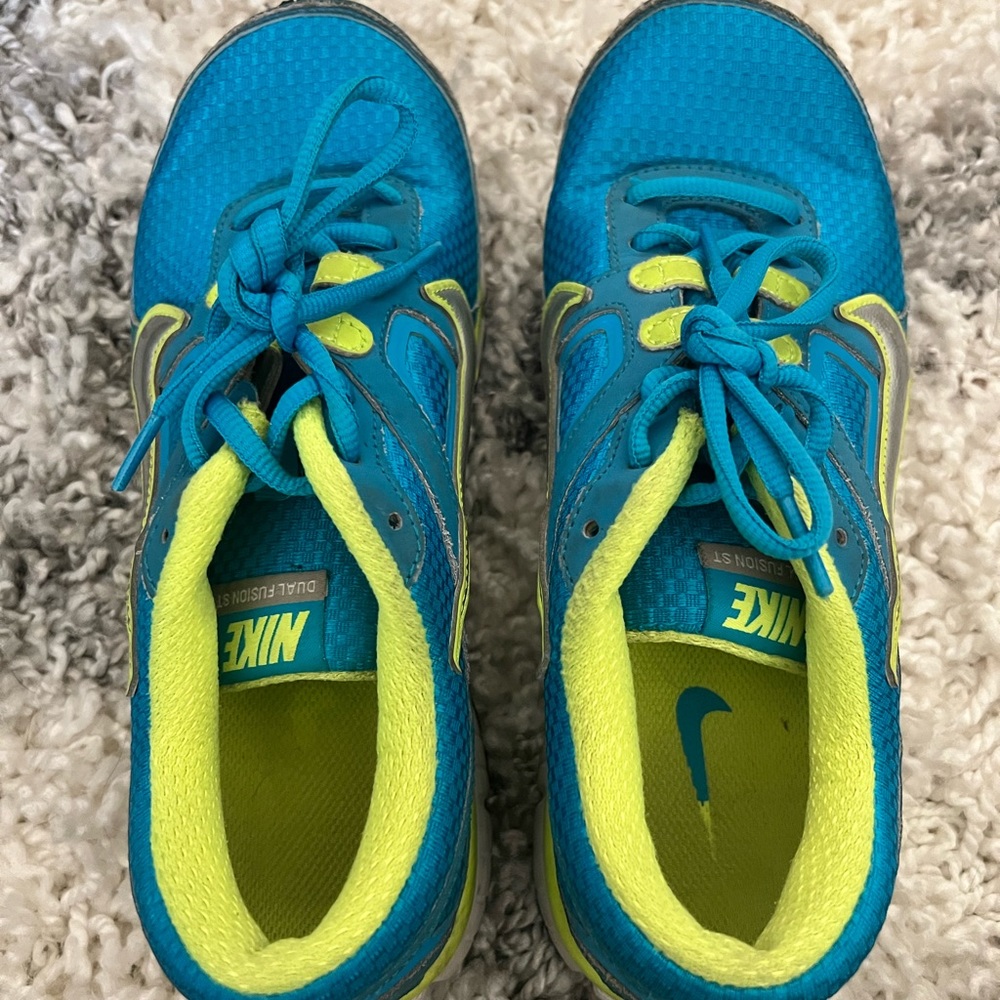 Nike women’s running shoe. Turquoise color. Size 8.